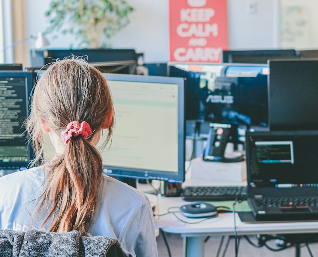 mulher-trabalhando-ligado-computadores-em-um-office